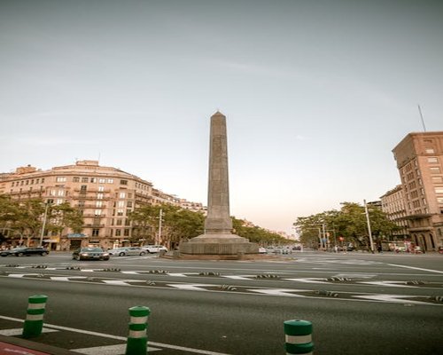 Tráfico intenso y movimiento en una avenida de Monterrey