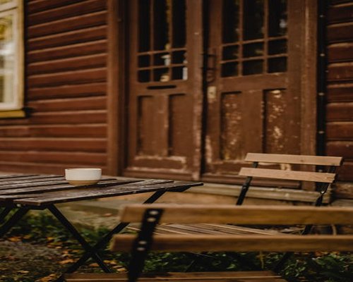 Persona relajada tomando café en un patio tranquilo